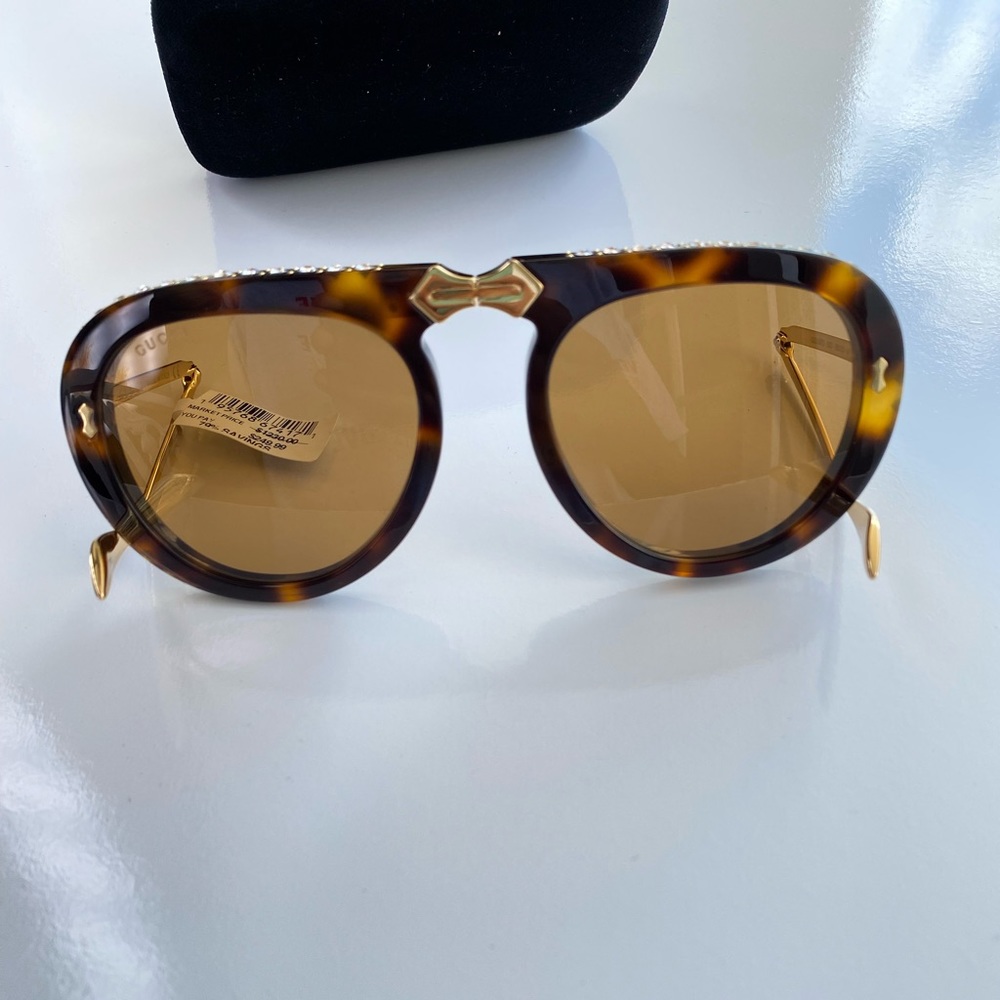 Authentic Gucci Elegant Tortoise Shell Sunglasses with Gold Accents - Picture 12 of 15